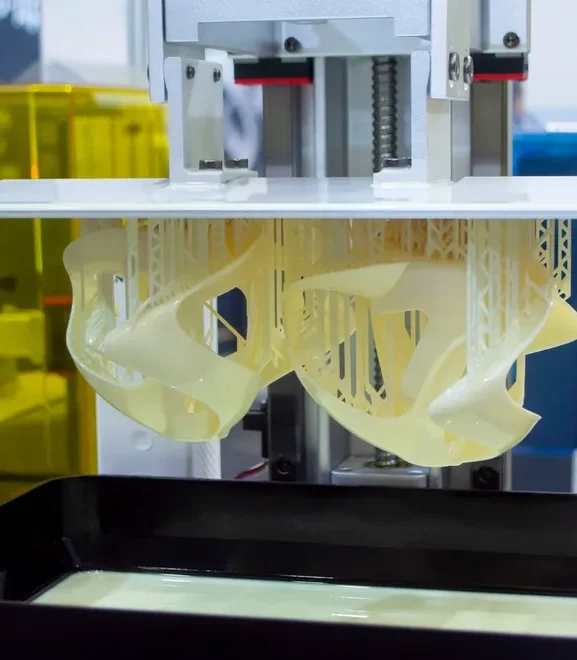 peca na mesa de impressao de resina parada por 24horas