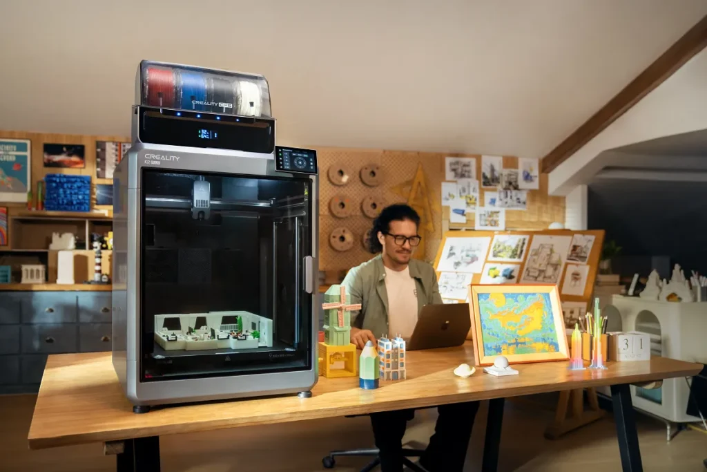 sala maker equipada com uma impressora creality k2