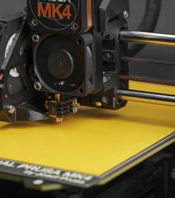 A cena de impressão 3D com destaque para a primeira camada sendo aplicada