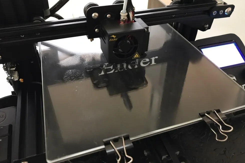 Várias superfícies de impressão 3D destacando a adesão da primeira camada