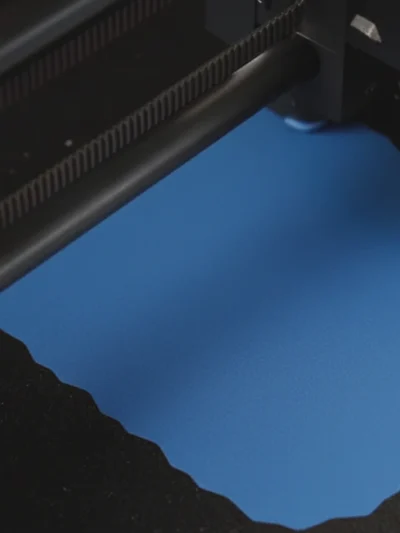 Objeto impresso em 3D com uma primeira camada perfeita.